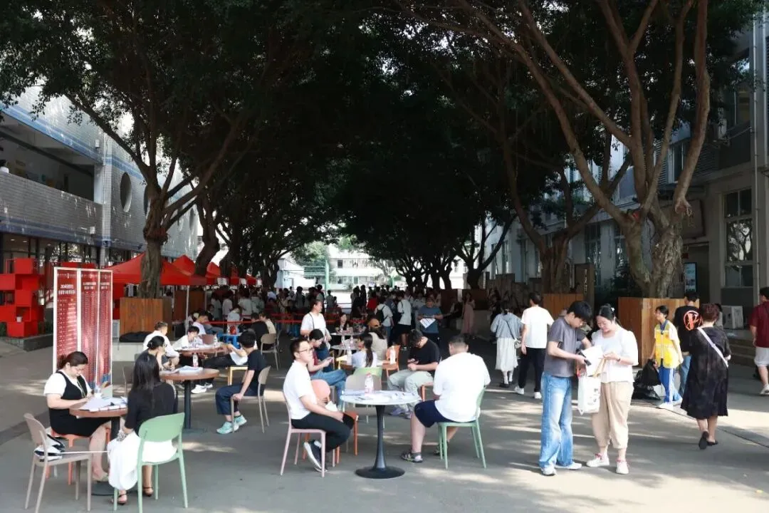 中考升学 | 凌晨4点“抢”名额!成都多所中职招生咨询火爆-第3张图片-四季读书网