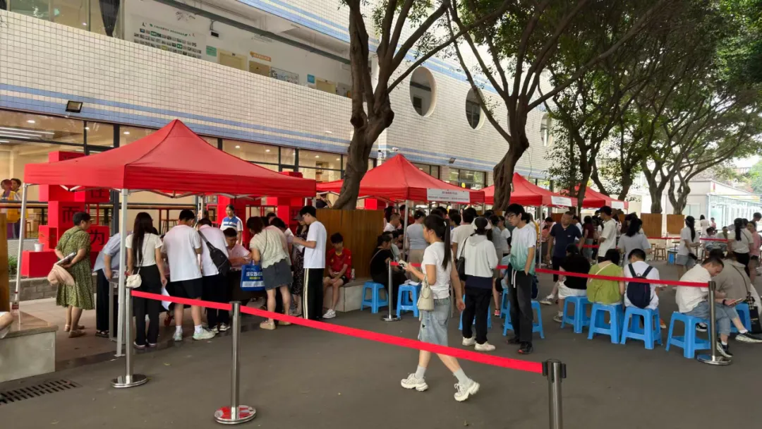 中考升学 | 凌晨4点“抢”名额!成都多所中职招生咨询火爆-第4张图片-四季读书网
