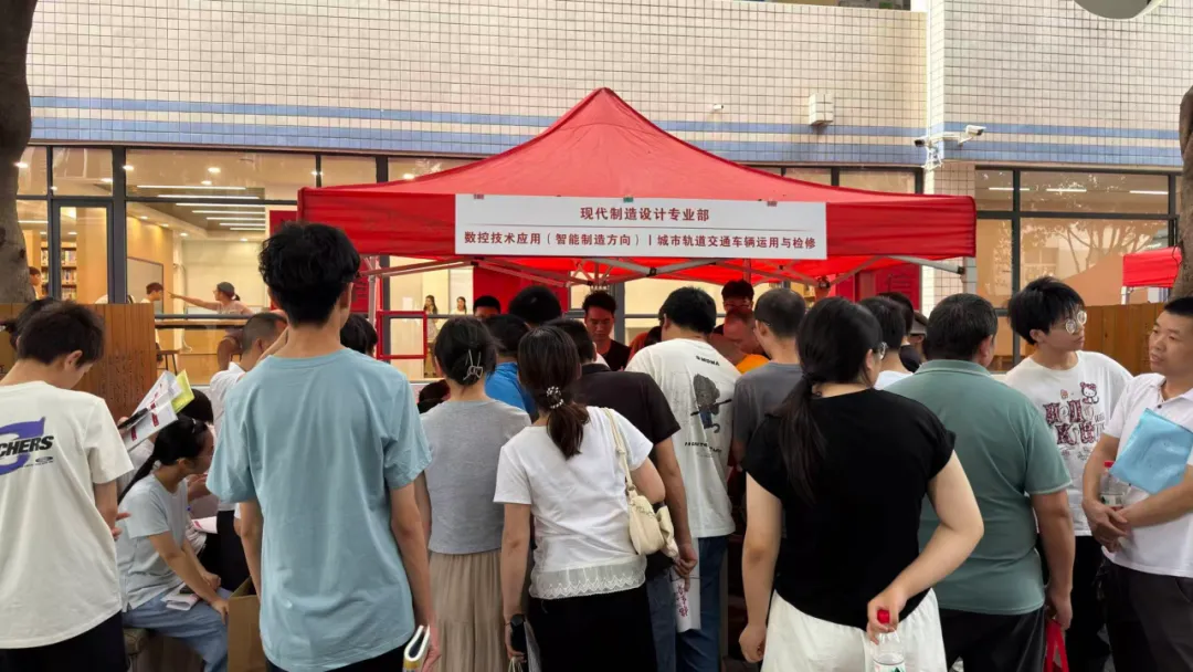 中考升学 | 凌晨4点“抢”名额!成都多所中职招生咨询火爆-第5张图片-四季读书网