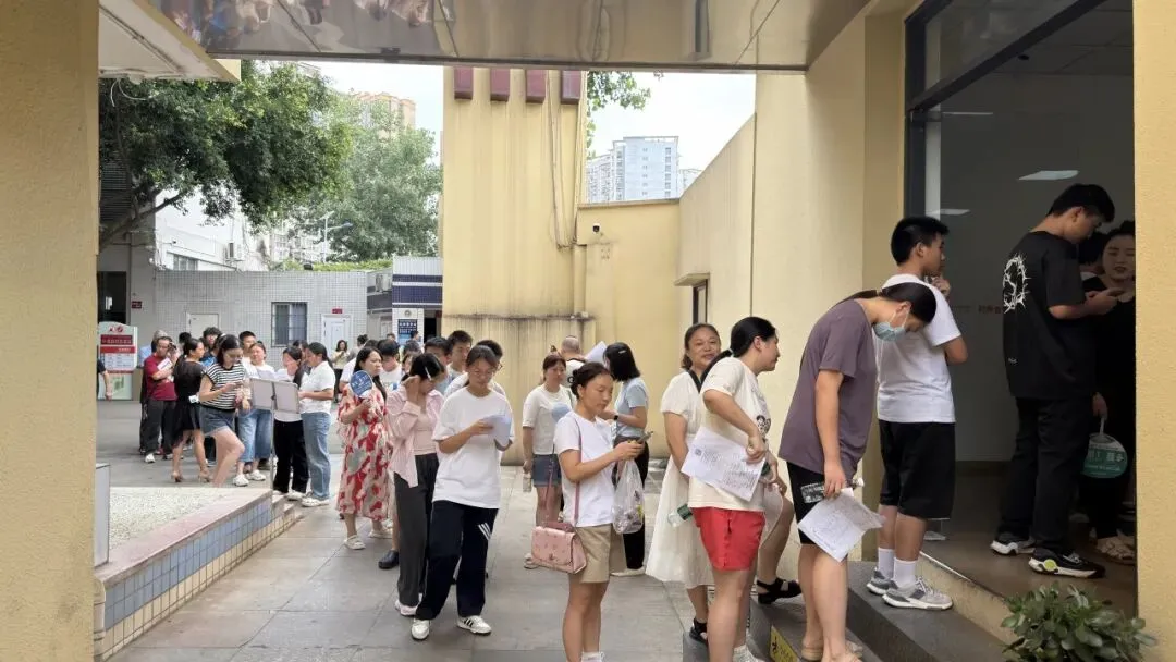 中考升学 | 凌晨4点“抢”名额!成都多所中职招生咨询火爆-第6张图片-四季读书网