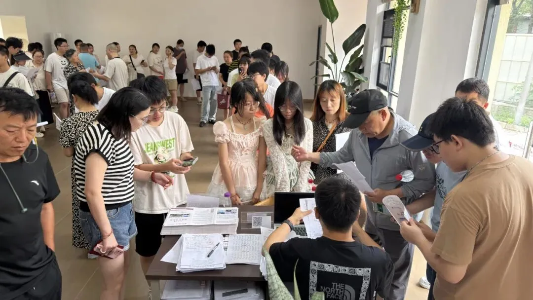 中考升学 | 凌晨4点“抢”名额!成都多所中职招生咨询火爆-第7张图片-四季读书网