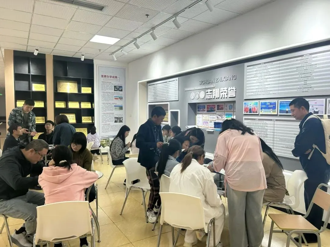 中考升学 | 凌晨4点“抢”名额!成都多所中职招生咨询火爆-第12张图片-四季读书网