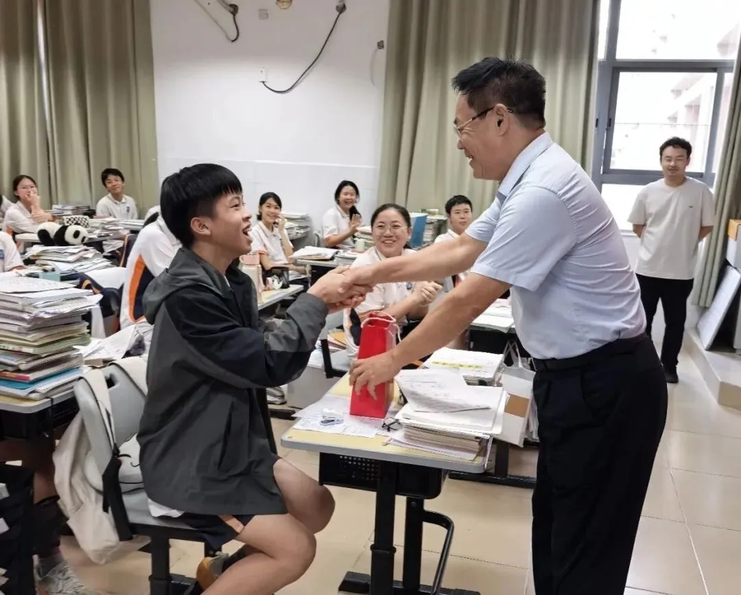 中考首日:鲲鹏展翅乘风起,壮志凌云赴中考-第7张图片-四季读书网