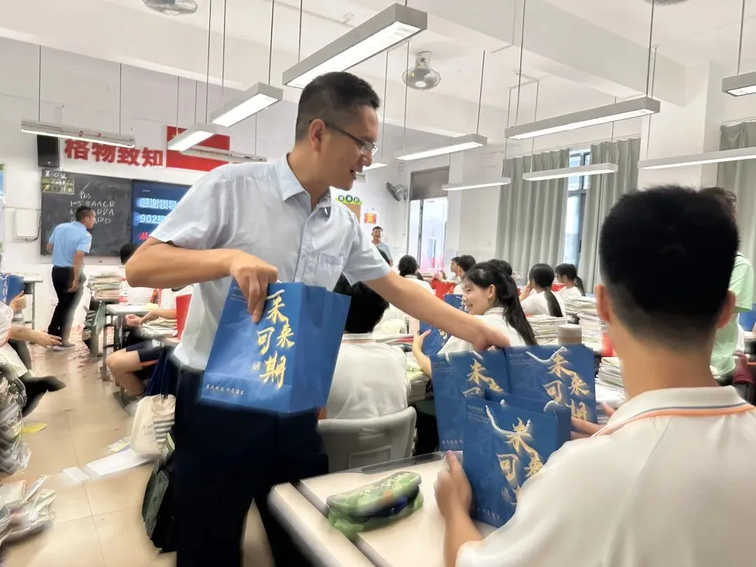 中考首日:鲲鹏展翅乘风起,壮志凌云赴中考-第9张图片-四季读书网