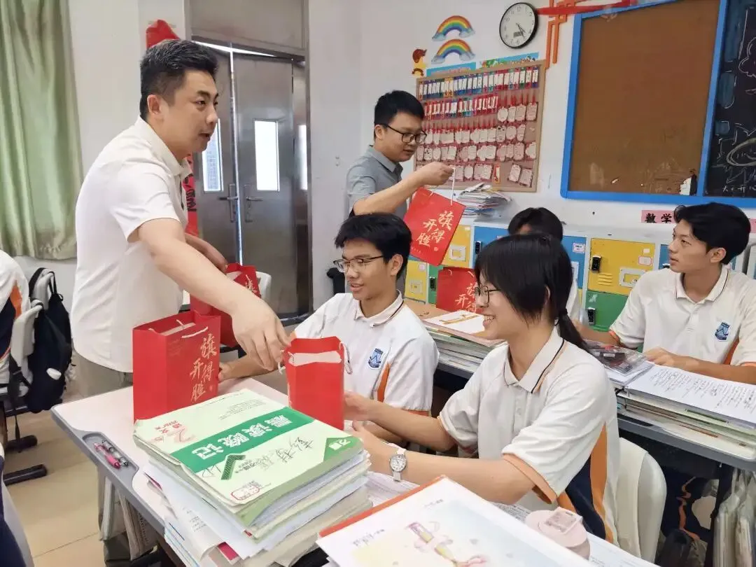 中考首日:鲲鹏展翅乘风起,壮志凌云赴中考-第10张图片-四季读书网