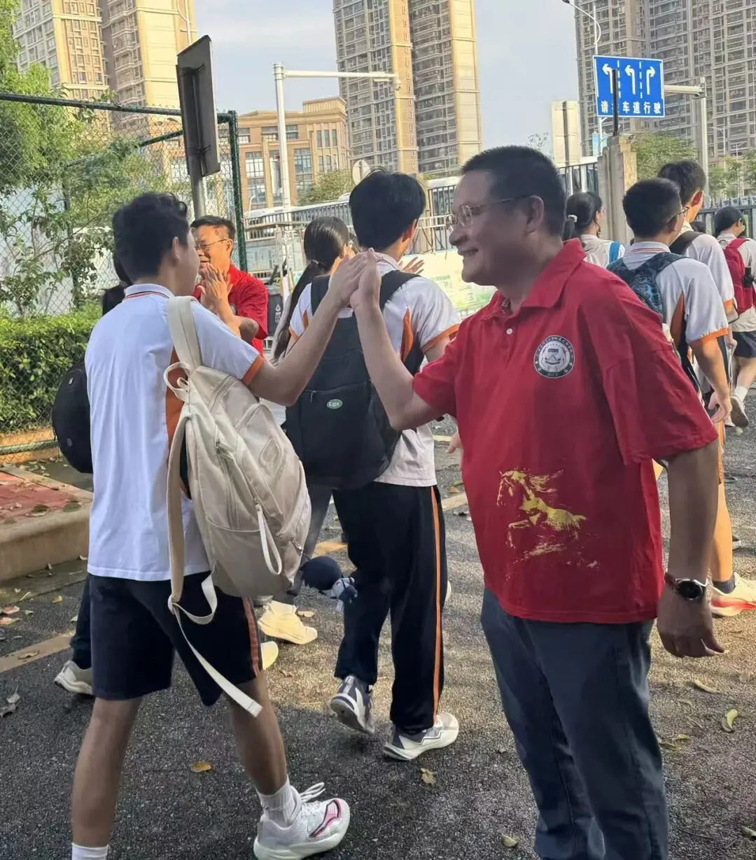 中考首日:鲲鹏展翅乘风起,壮志凌云赴中考-第16张图片-四季读书网