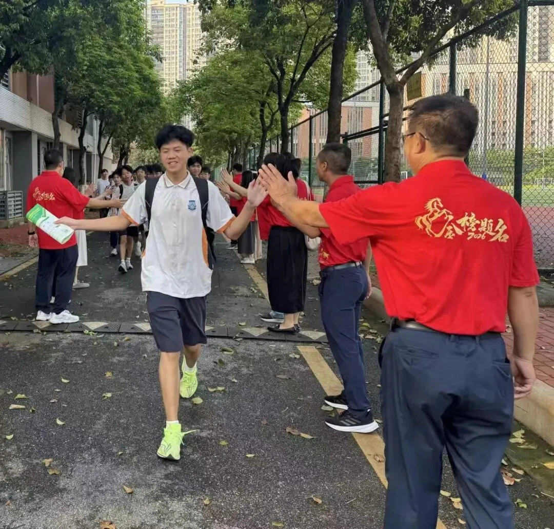 中考首日:鲲鹏展翅乘风起,壮志凌云赴中考-第17张图片-四季读书网