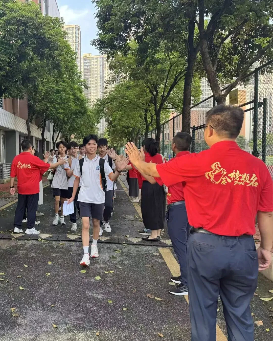 中考首日:鲲鹏展翅乘风起,壮志凌云赴中考-第18张图片-四季读书网