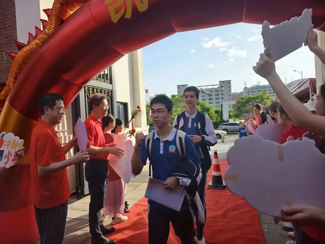 笔锋所至,心光所向——2026年中考“护航”之旅-第23张图片-四季读书网