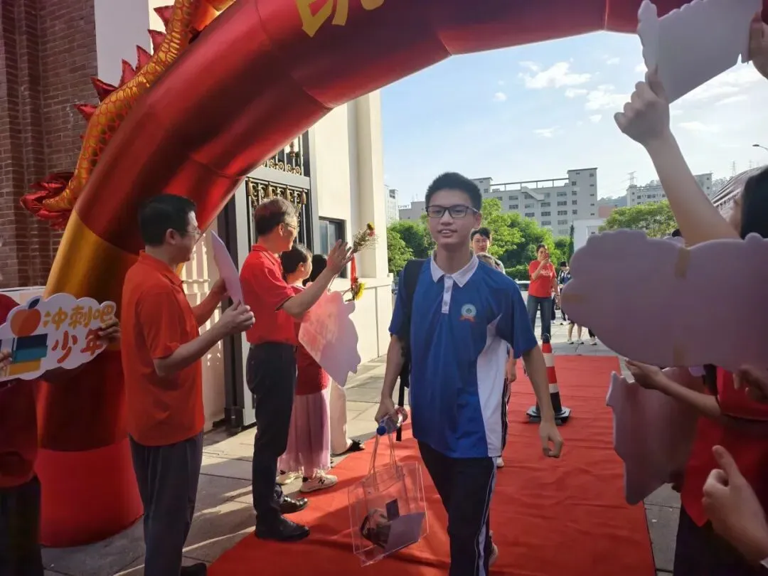 笔锋所至,心光所向——2026年中考“护航”之旅-第25张图片-四季读书网