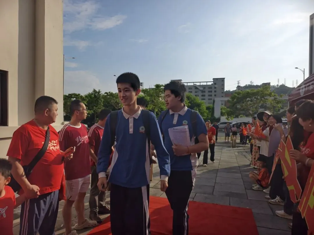 笔锋所至,心光所向——2026年中考“护航”之旅-第26张图片-四季读书网