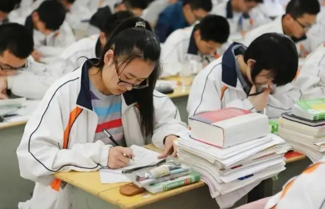 AI测试今年全国统一高考数学试卷为何难得满分?-第1张图片-四季读书网