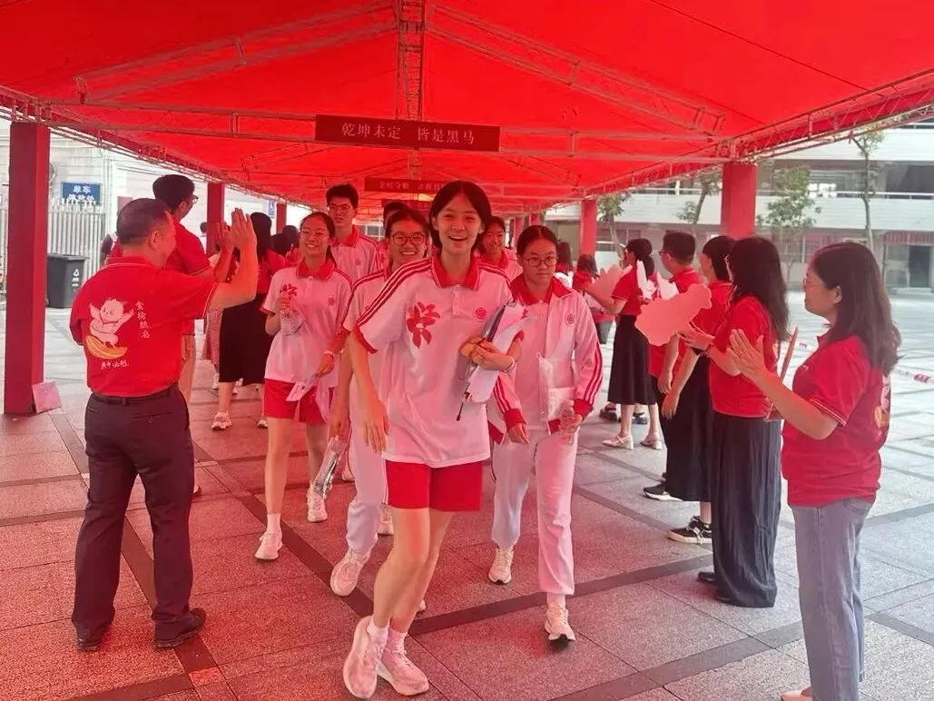 中考首日,天河学子从容应对这场青春大考-第4张图片-四季读书网
