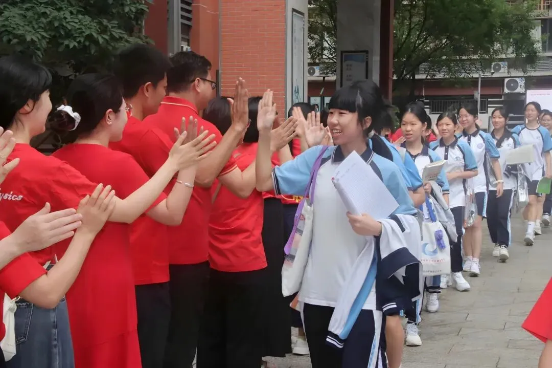 中考首日,天河学子从容应对这场青春大考-第6张图片-四季读书网