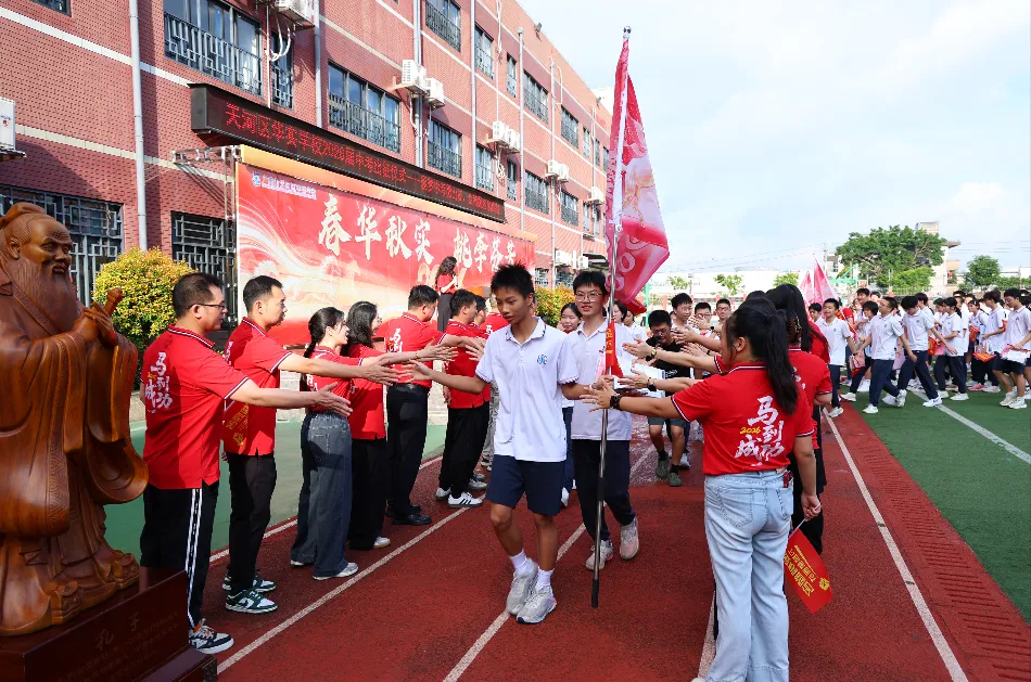 中考首日,天河学子从容应对这场青春大考-第15张图片-四季读书网