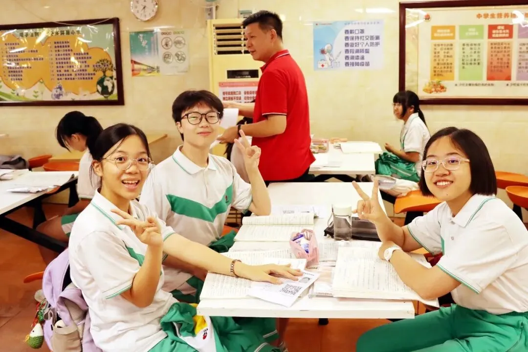 直击中考首日丨愿南实少年提笔逐梦,一举高中-第8张图片-四季读书网