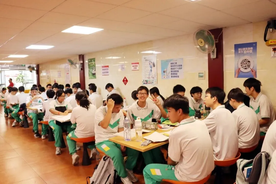 直击中考首日丨愿南实少年提笔逐梦,一举高中-第9张图片-四季读书网