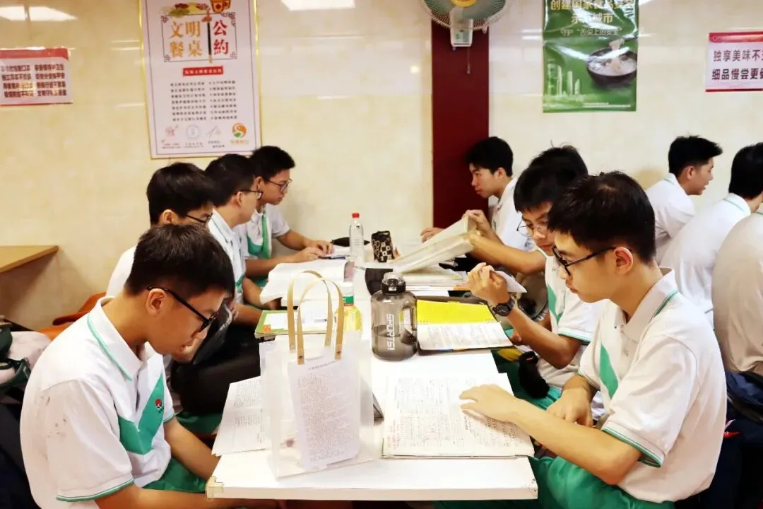 直击中考首日丨愿南实少年提笔逐梦,一举高中-第10张图片-四季读书网
