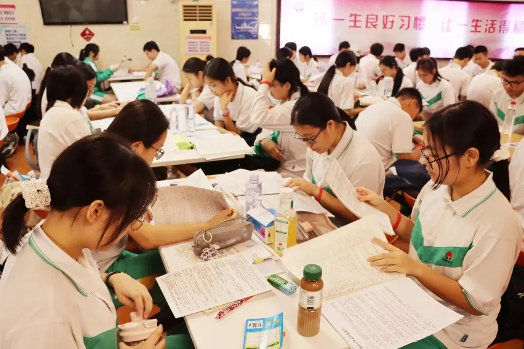 直击中考首日丨愿南实少年提笔逐梦,一举高中-第11张图片-四季读书网