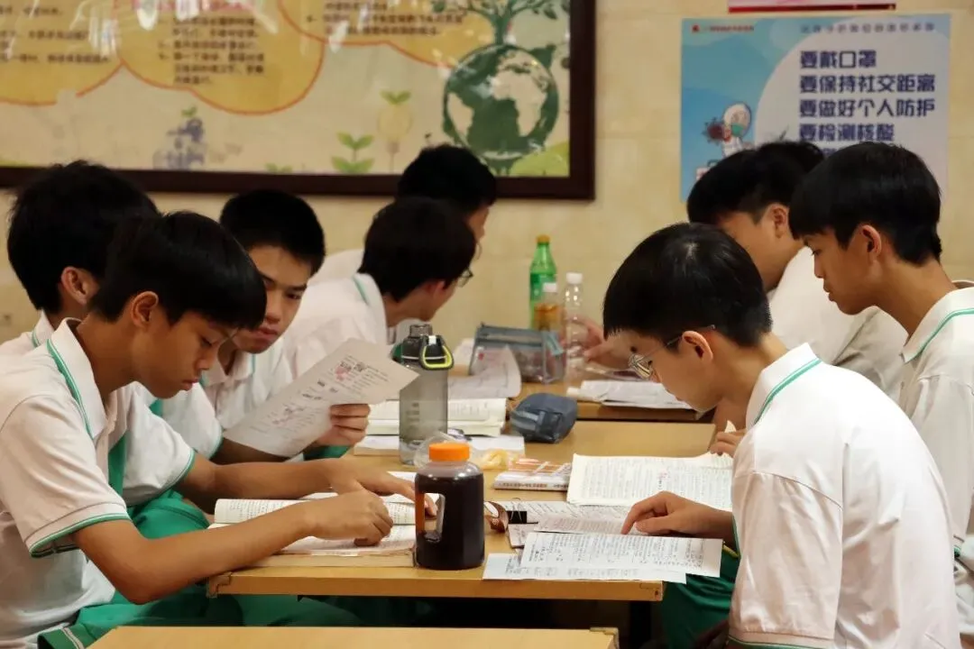 直击中考首日丨愿南实少年提笔逐梦,一举高中-第13张图片-四季读书网
