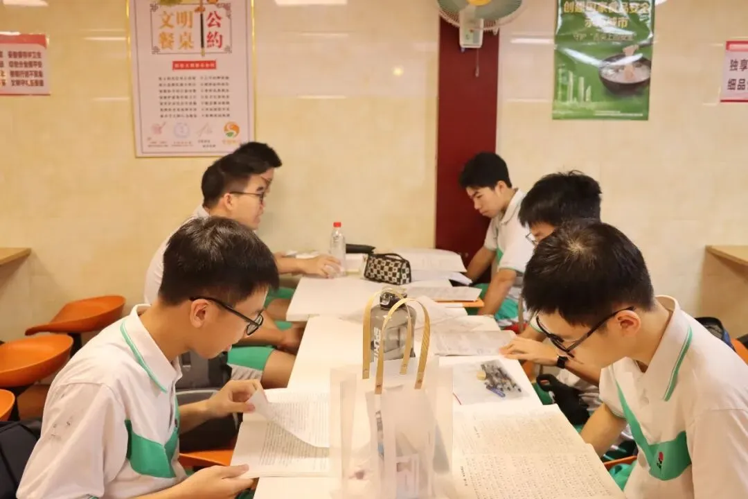 直击中考首日丨愿南实少年提笔逐梦,一举高中-第14张图片-四季读书网