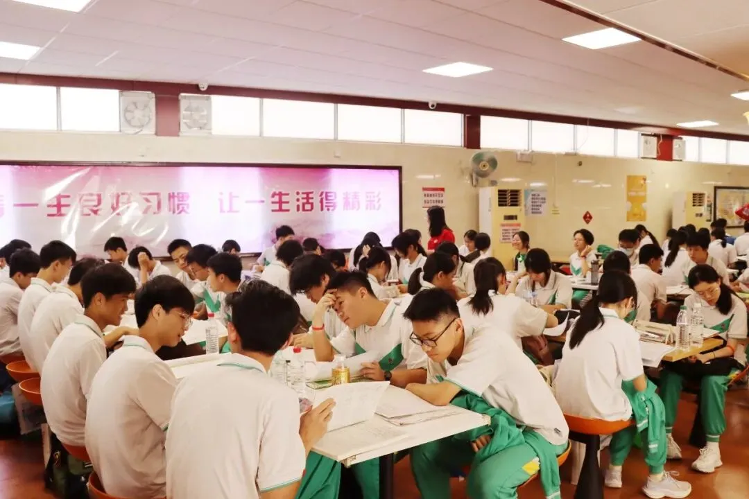 直击中考首日丨愿南实少年提笔逐梦,一举高中-第15张图片-四季读书网