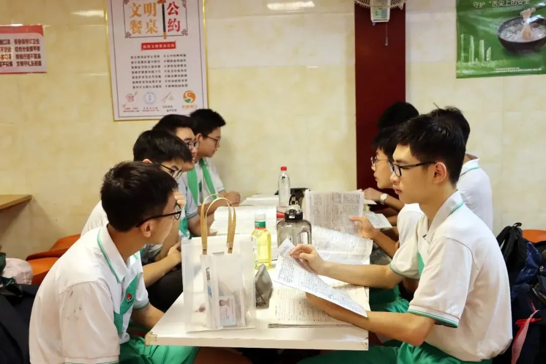 直击中考首日丨愿南实少年提笔逐梦,一举高中-第16张图片-四季读书网
