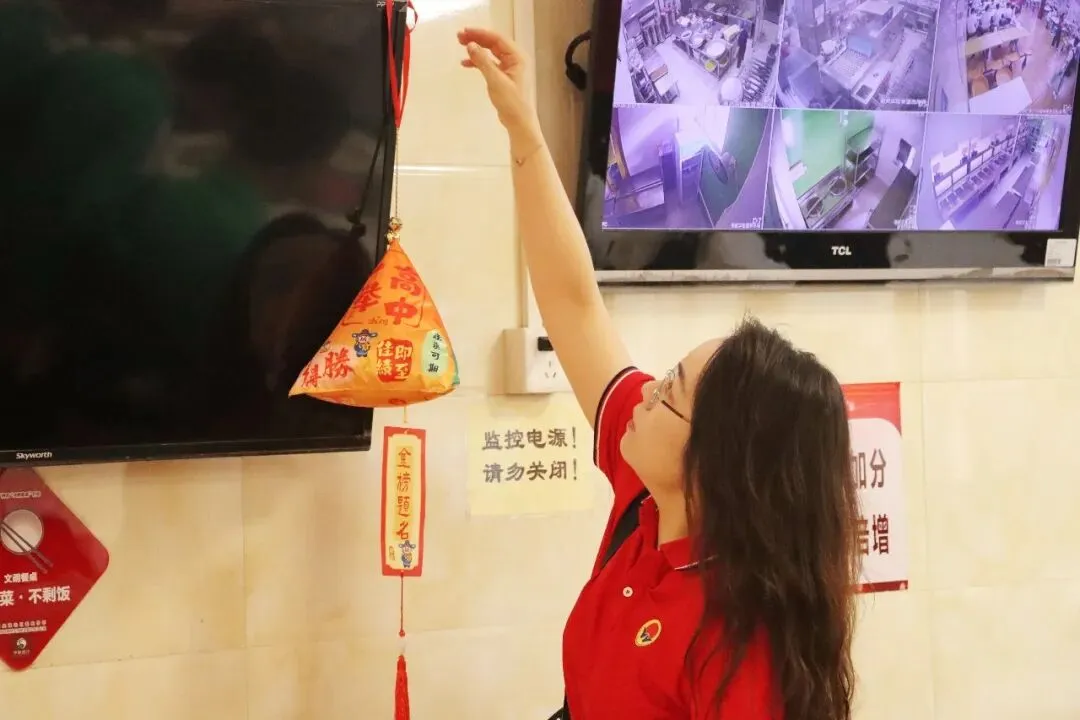 直击中考首日丨愿南实少年提笔逐梦,一举高中-第23张图片-四季读书网