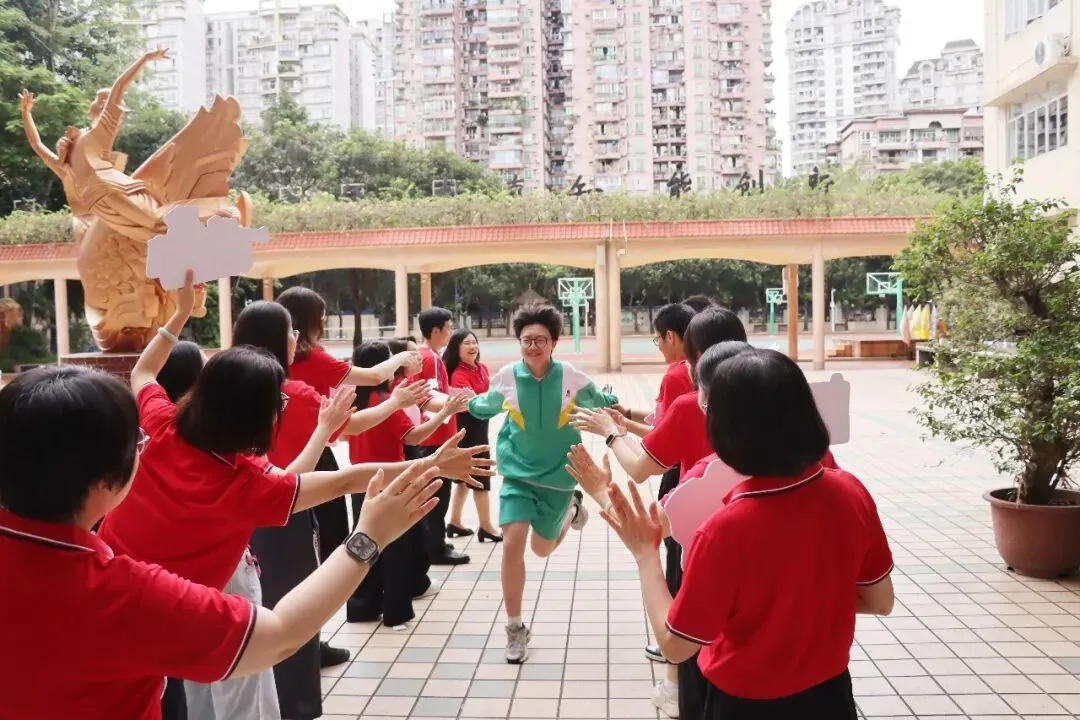 直击中考首日丨愿南实少年提笔逐梦,一举高中-第44张图片-四季读书网