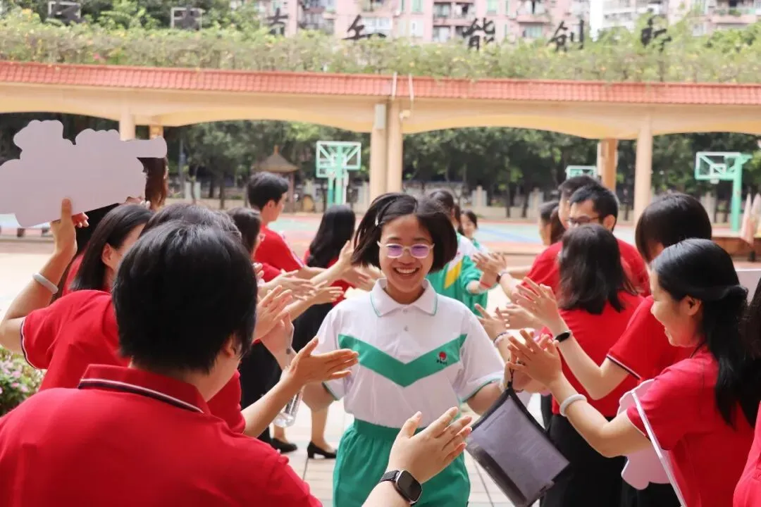 直击中考首日丨愿南实少年提笔逐梦,一举高中-第45张图片-四季读书网