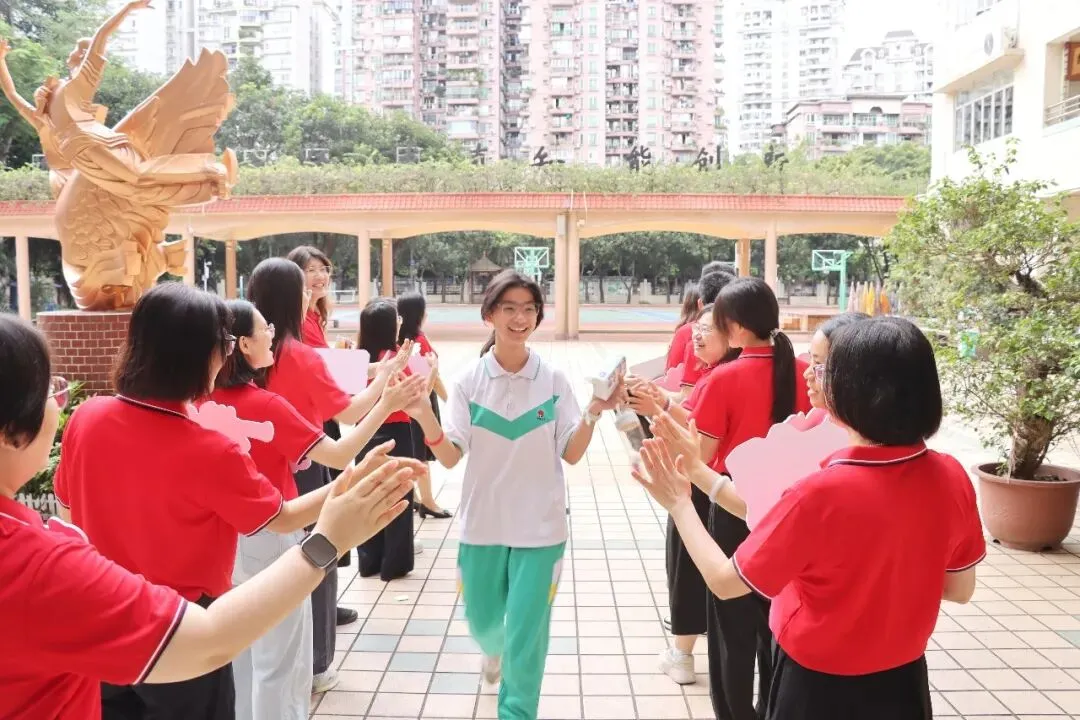 直击中考首日丨愿南实少年提笔逐梦,一举高中-第46张图片-四季读书网