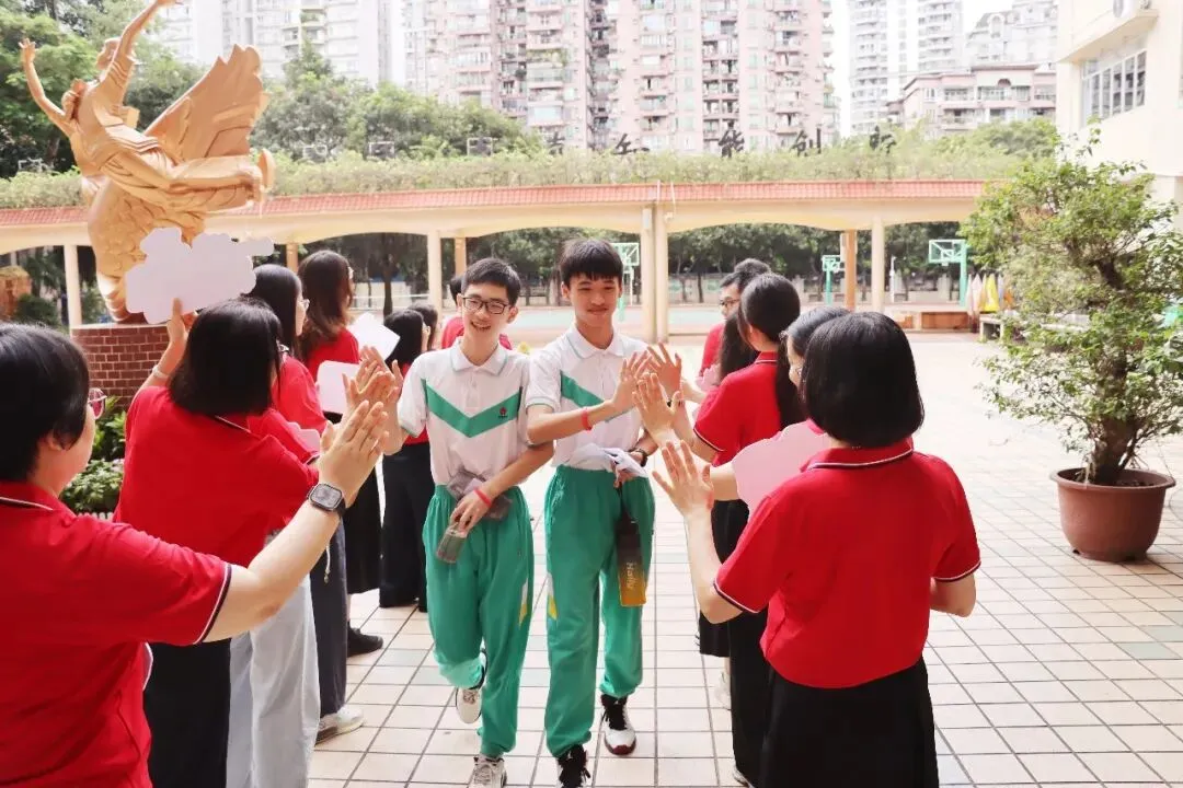 直击中考首日丨愿南实少年提笔逐梦,一举高中-第47张图片-四季读书网