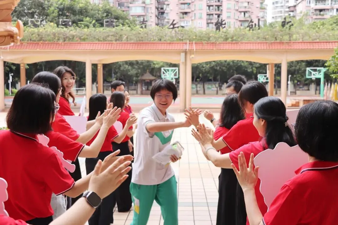 直击中考首日丨愿南实少年提笔逐梦,一举高中-第48张图片-四季读书网