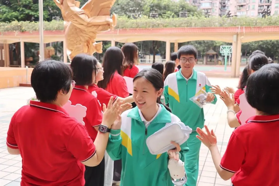 直击中考首日丨愿南实少年提笔逐梦,一举高中-第51张图片-四季读书网