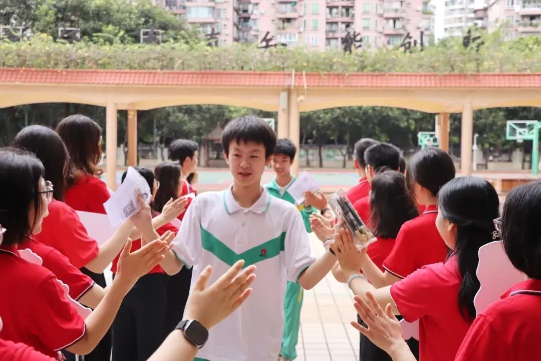 直击中考首日丨愿南实少年提笔逐梦,一举高中-第52张图片-四季读书网