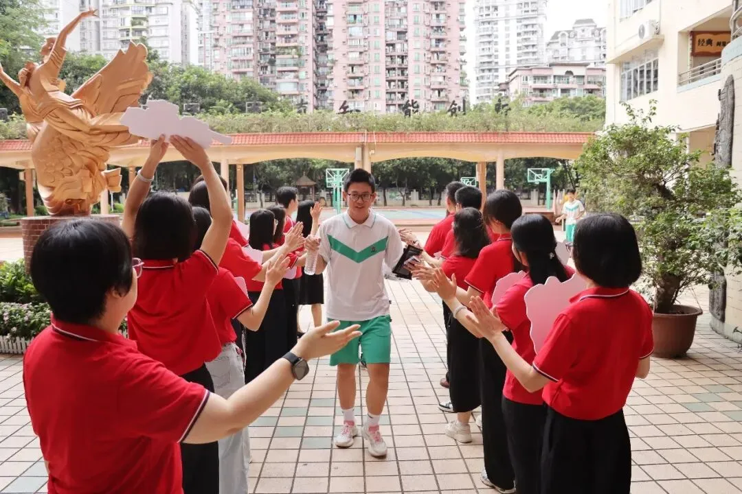 直击中考首日丨愿南实少年提笔逐梦,一举高中-第55张图片-四季读书网