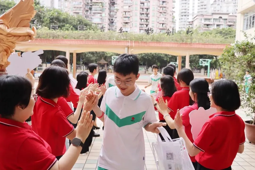 直击中考首日丨愿南实少年提笔逐梦,一举高中-第56张图片-四季读书网