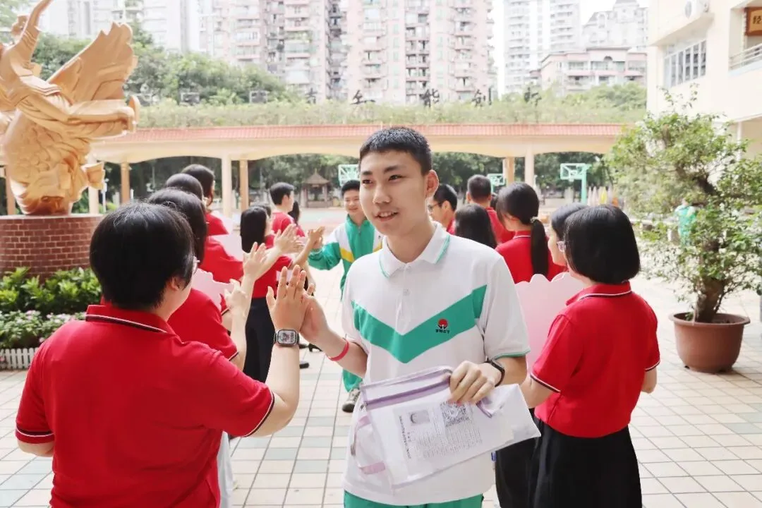 直击中考首日丨愿南实少年提笔逐梦,一举高中-第57张图片-四季读书网