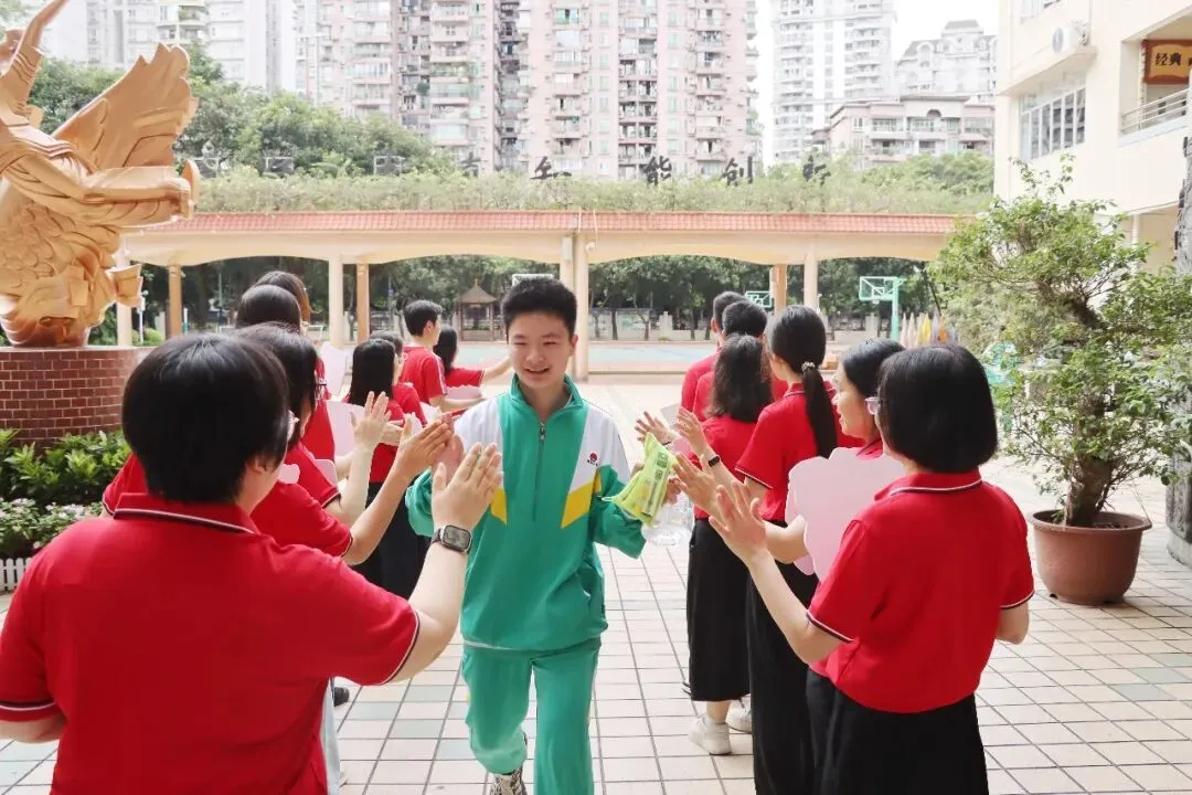 直击中考首日丨愿南实少年提笔逐梦,一举高中-第58张图片-四季读书网