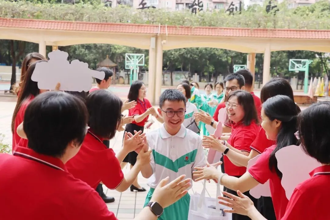 直击中考首日丨愿南实少年提笔逐梦,一举高中-第59张图片-四季读书网