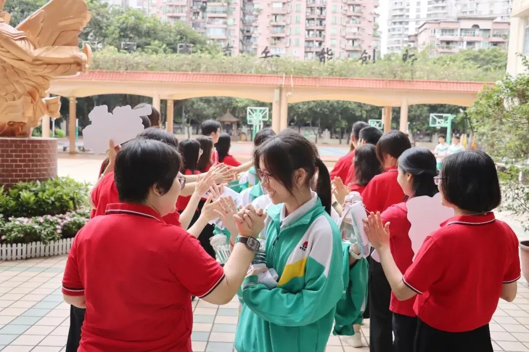 直击中考首日丨愿南实少年提笔逐梦,一举高中-第61张图片-四季读书网