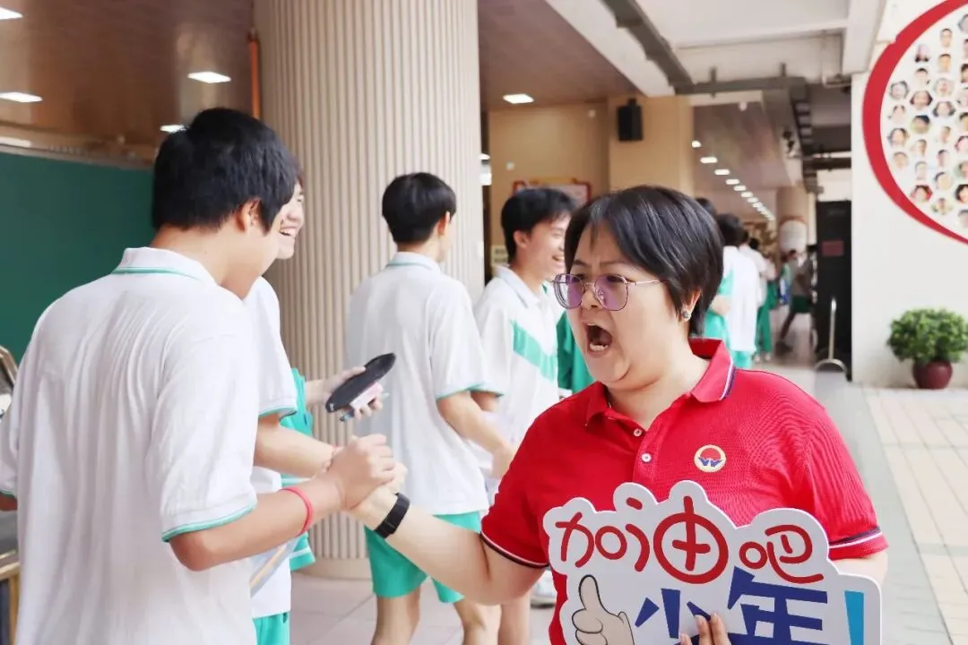 直击中考首日丨愿南实少年提笔逐梦,一举高中-第62张图片-四季读书网