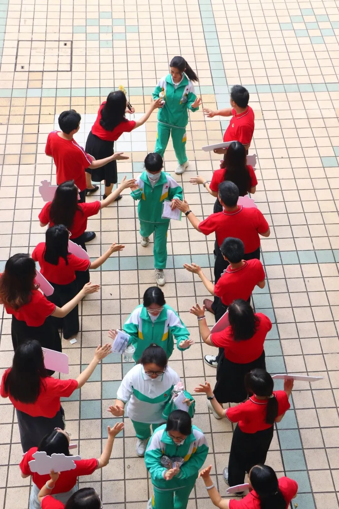 直击中考首日丨愿南实少年提笔逐梦,一举高中-第65张图片-四季读书网