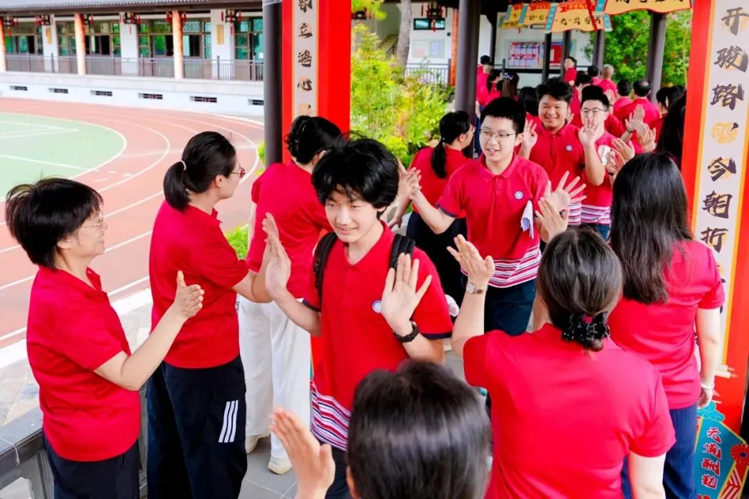 中考首日,华发教育三所初中考生自信赴考!-第3张图片-四季读书网