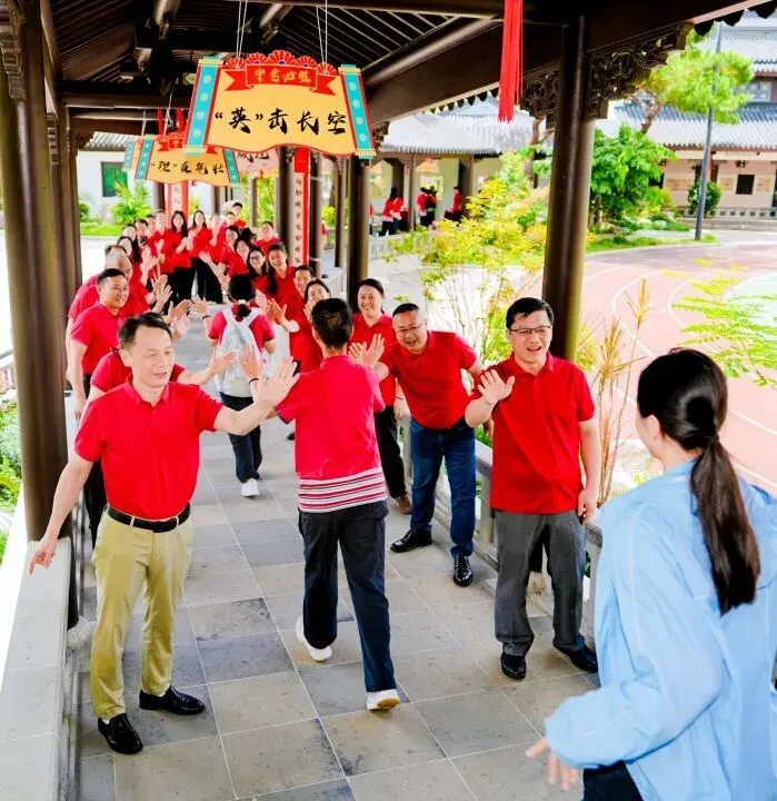 中考首日,华发教育三所初中考生自信赴考!-第4张图片-四季读书网
