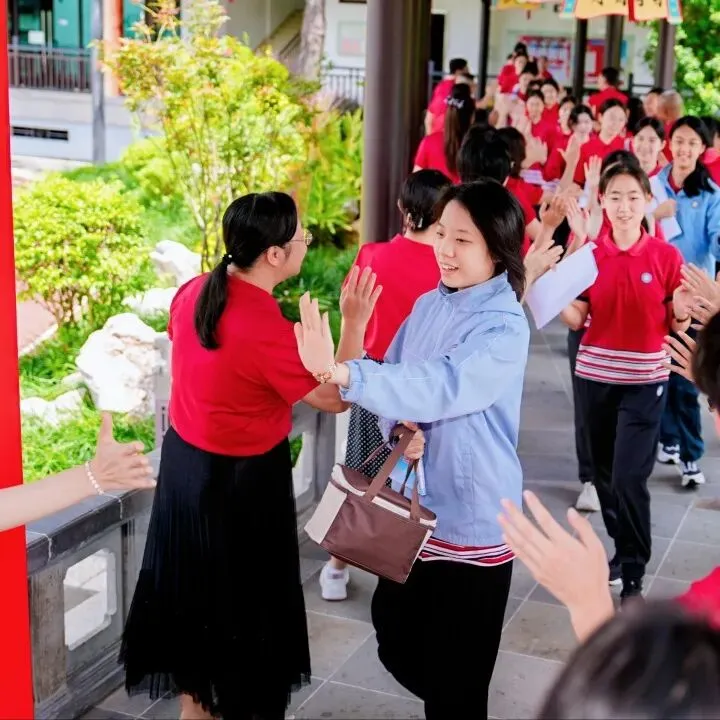 中考首日,华发教育三所初中考生自信赴考!-第8张图片-四季读书网