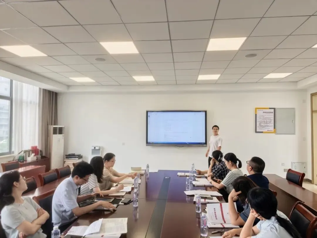 研析真题聚智交流,盛夏研修蓄力远航——张家港市吴新建名师工作室第十次研修活动在市教发中心举行-第18张图片-四季读书网