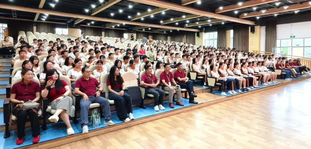 执笔为剑战中考,蓄力扬帆创辉煌——翡翠山湖学校2026年中考壮行仪式-第7张图片-四季读书网