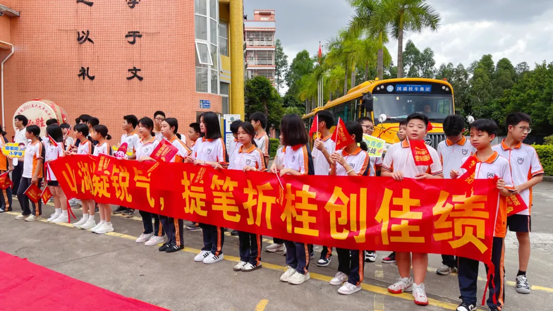 执笔为剑战中考,蓄力扬帆创辉煌——翡翠山湖学校2026年中考壮行仪式-第15张图片-四季读书网