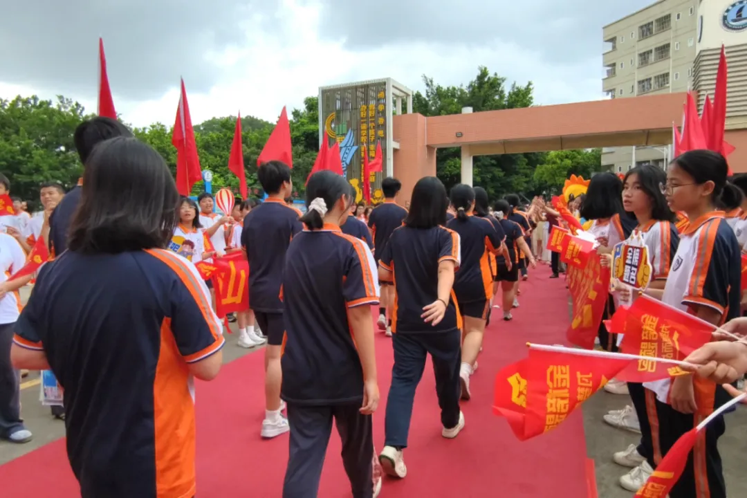 执笔为剑战中考,蓄力扬帆创辉煌——翡翠山湖学校2026年中考壮行仪式-第23张图片-四季读书网